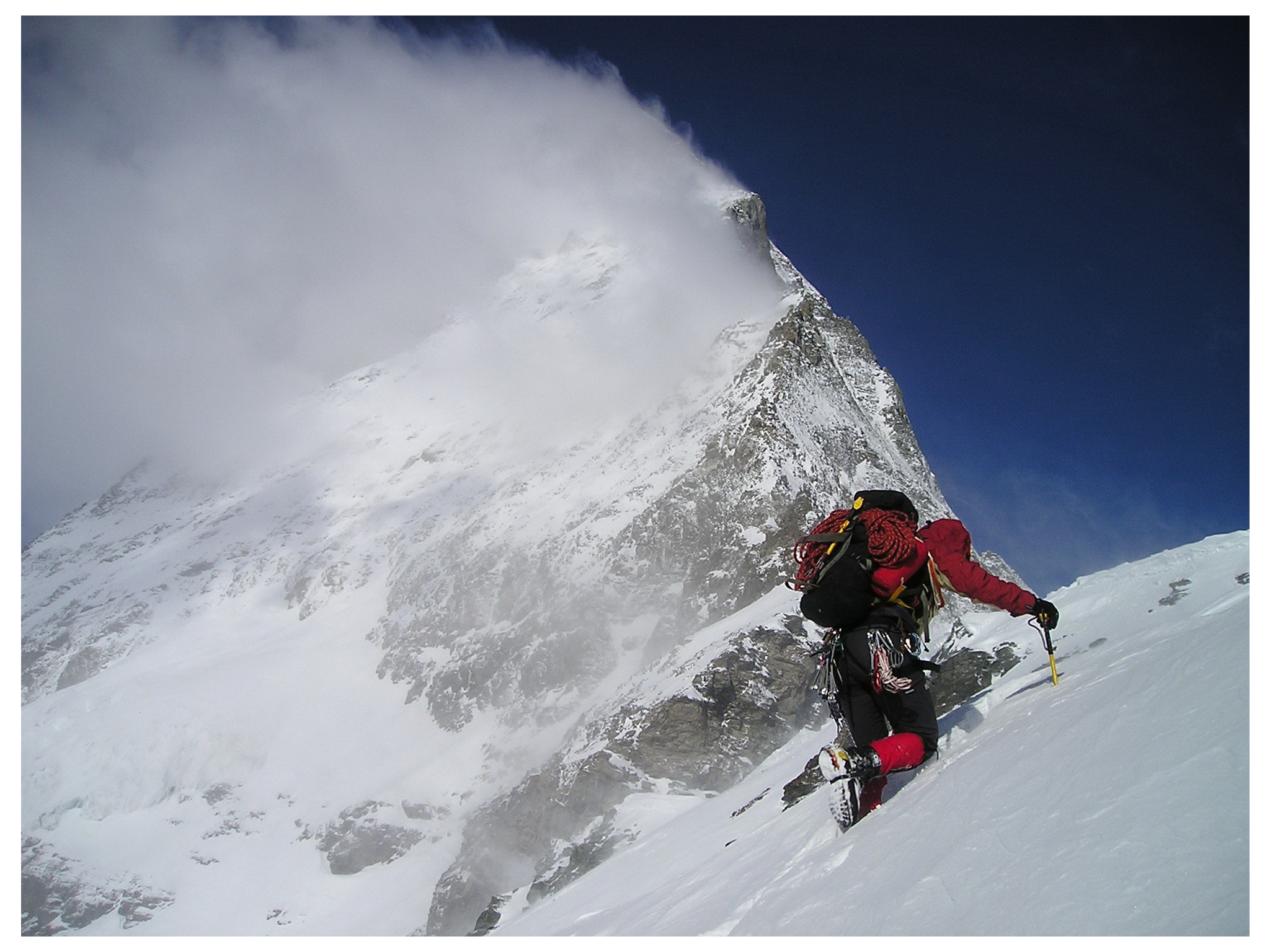 Эльбрус альп. Эльбрус и Эверест. Гора Эльбрус альпинисты. Восхождение на Эльбрус. Группа альпинистов на Эльбрусе.
